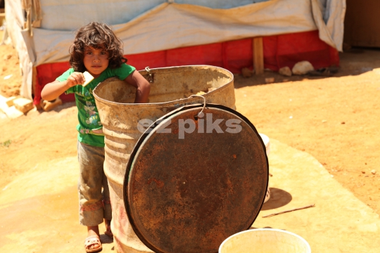 Child inside Qibb Ilyas refugee camp