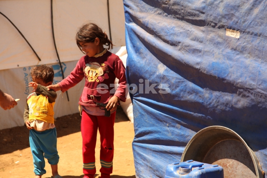 Children inside Syrian refugee camp 