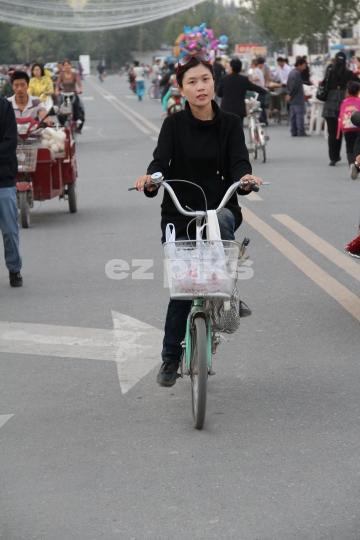 Riding a bike in Xinjiang 