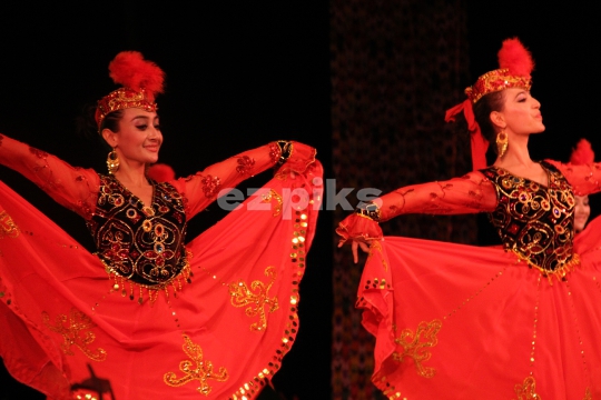 Xinjiang dance performance